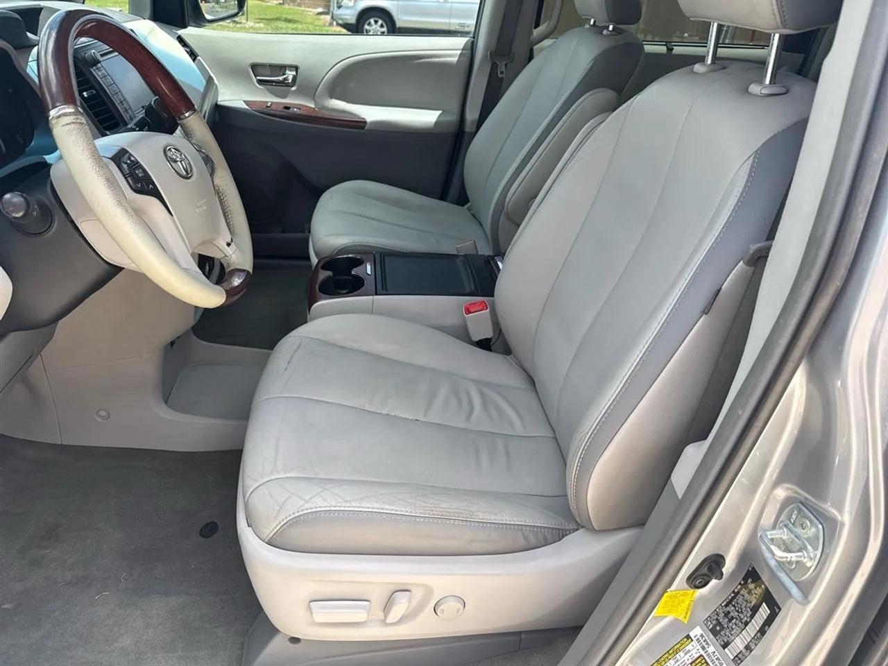 Toyota Sienna 5dr 7-Pass Van V6 XLE AWD (Natl) 2013