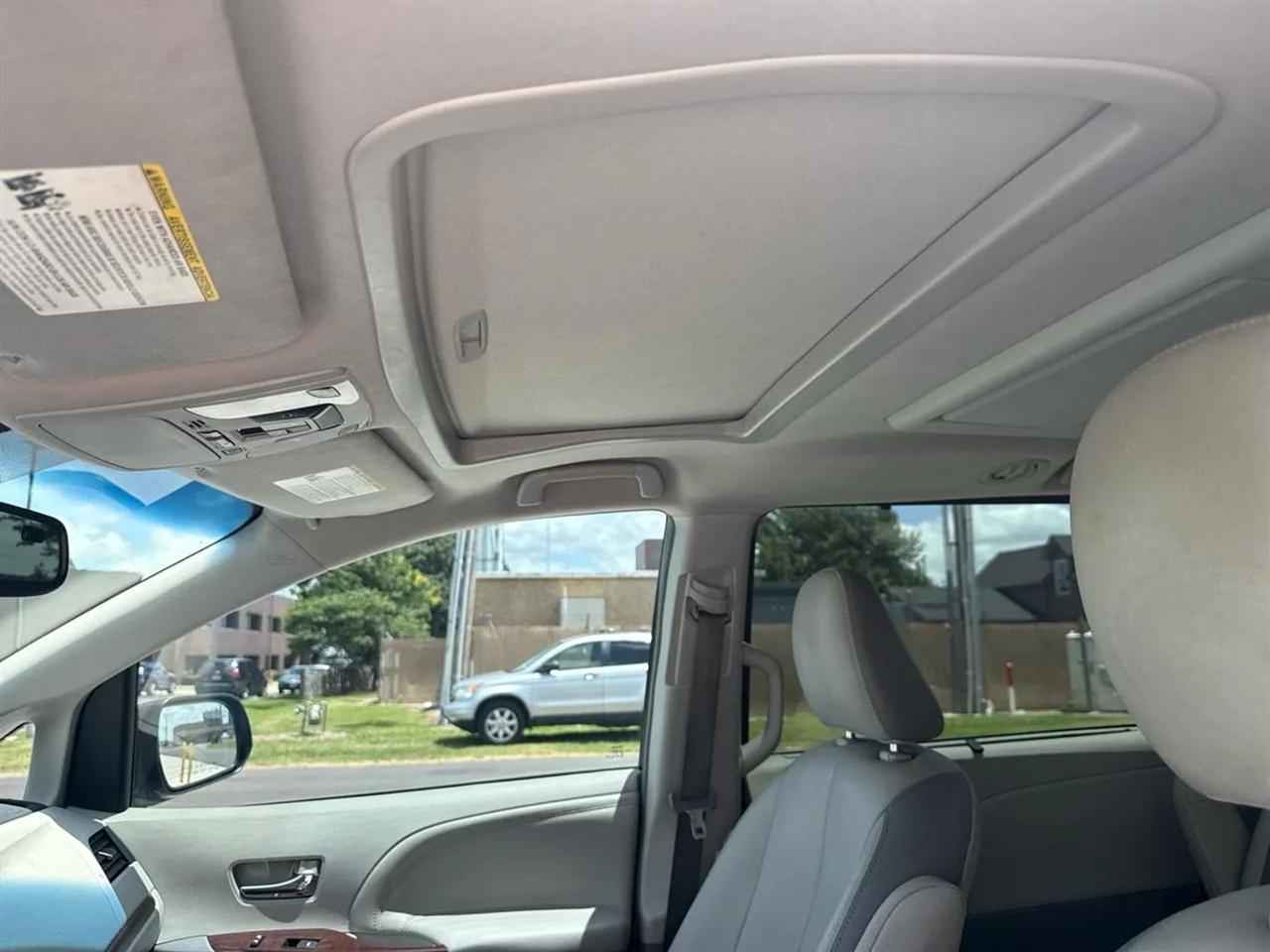Toyota Sienna 5dr 7-Pass Van V6 XLE AWD (Natl) 2013