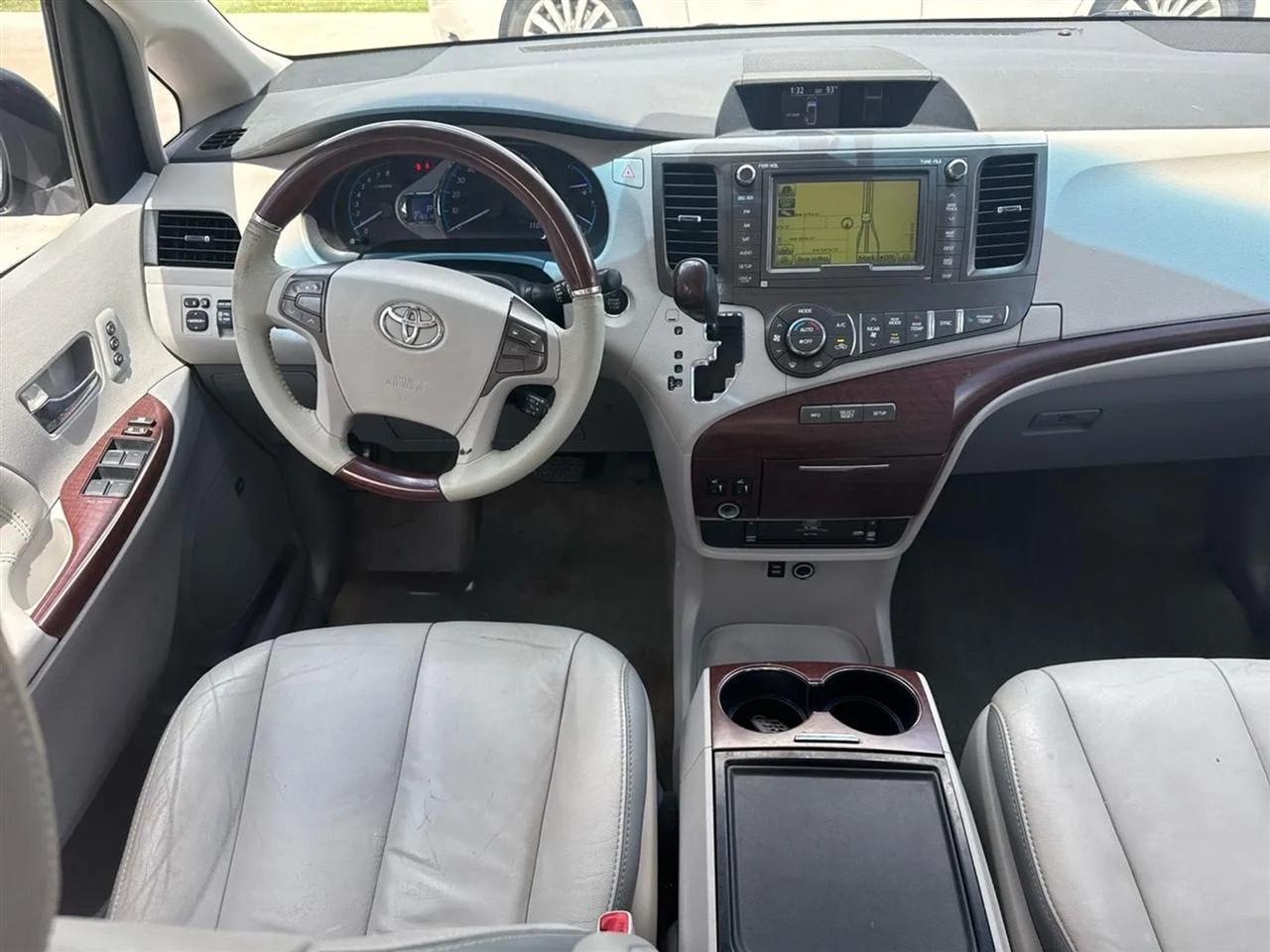 Toyota Sienna 5dr 7-Pass Van V6 XLE AWD (Natl) 2013