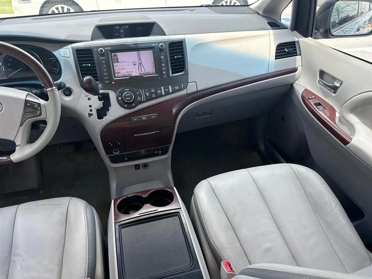 Toyota Sienna 5dr 7-Pass Van V6 XLE AWD (Natl) 2013