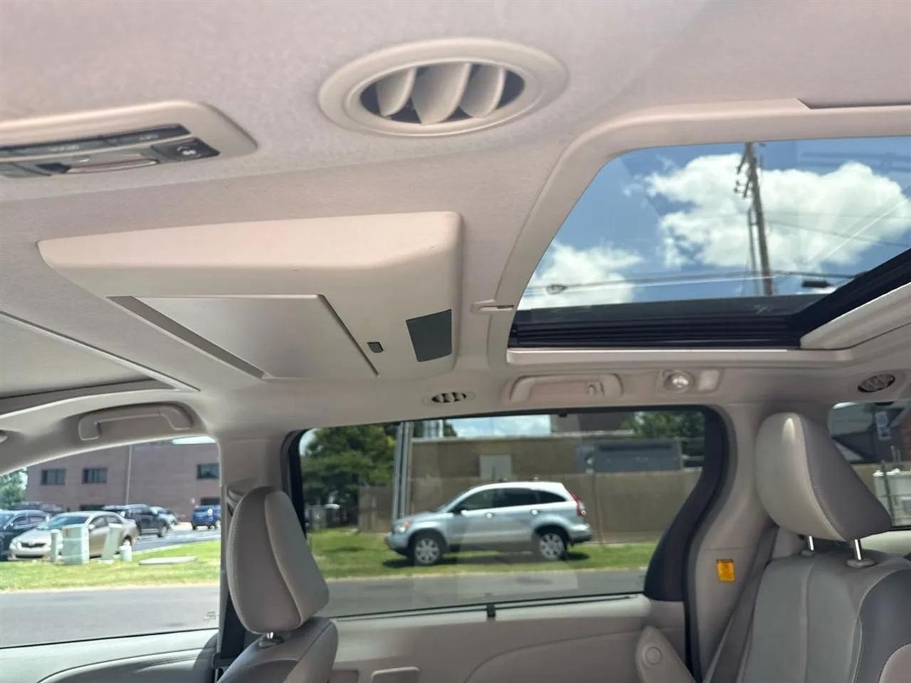 Toyota Sienna 5dr 7-Pass Van V6 XLE AWD (Natl) 2013