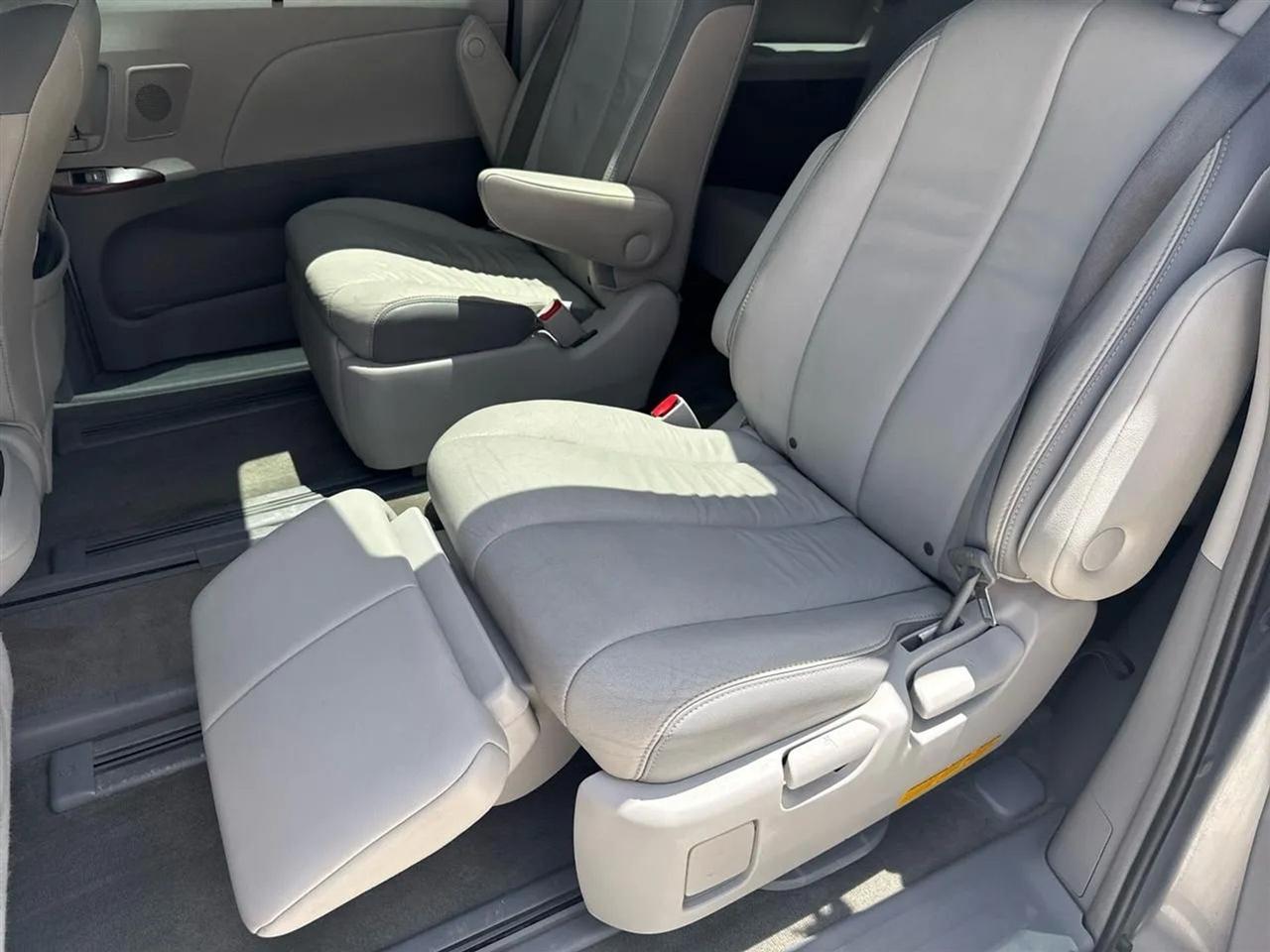 Toyota Sienna 5dr 7-Pass Van V6 XLE AWD (Natl) 2013