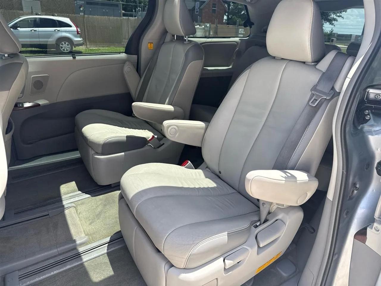 Toyota Sienna 5dr 7-Pass Van V6 XLE AWD (Natl) 2013