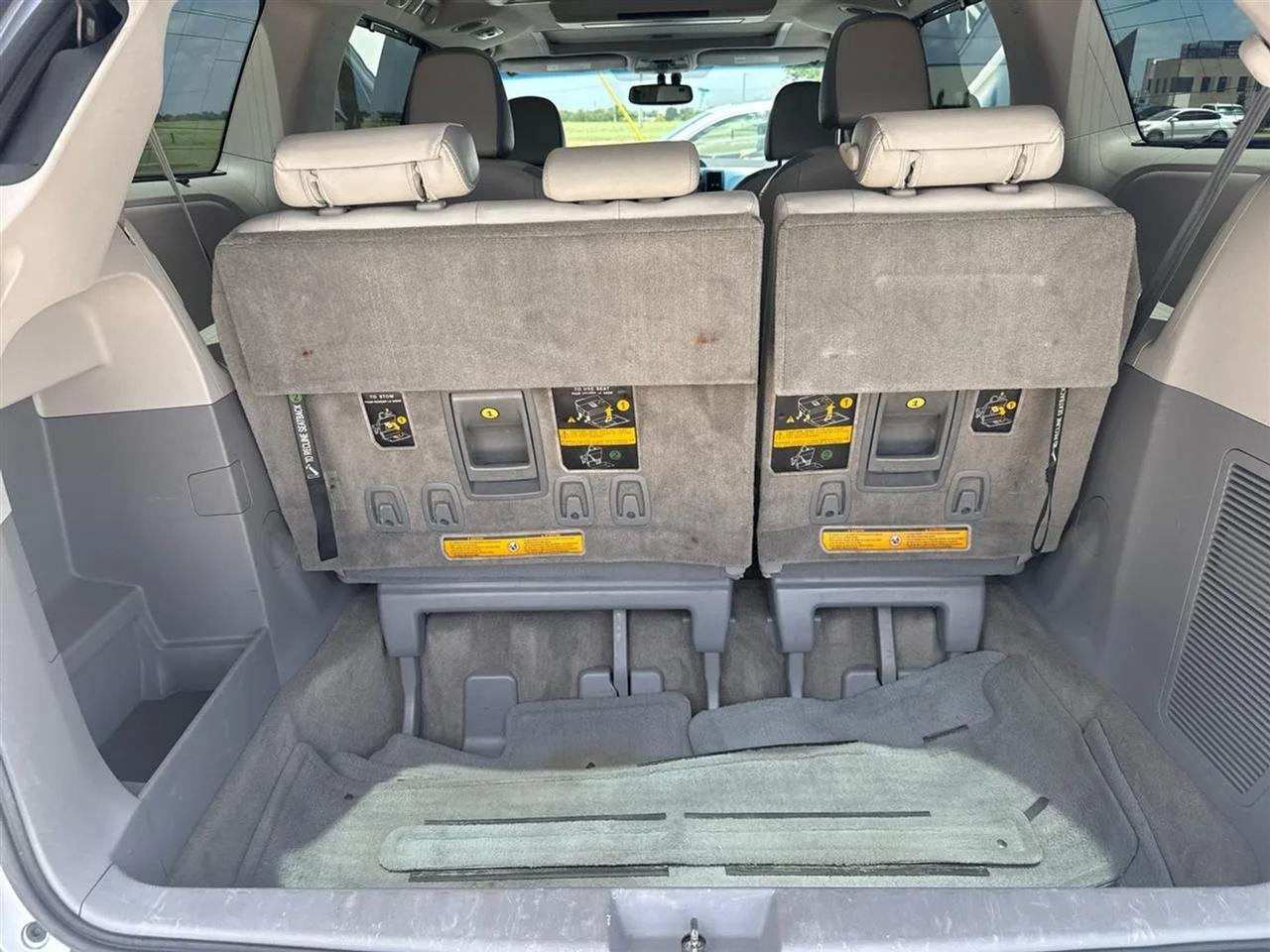 Toyota Sienna 5dr 7-Pass Van V6 XLE AWD (Natl) 2013