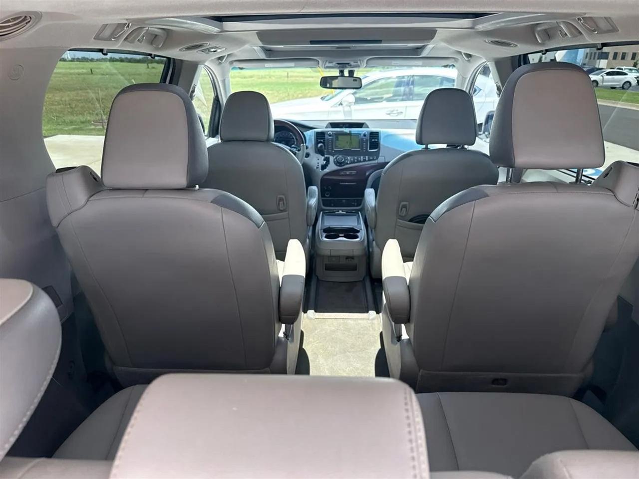 Toyota Sienna 5dr 7-Pass Van V6 XLE AWD (Natl) 2013