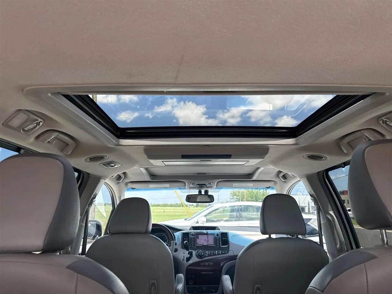 Toyota Sienna 5dr 7-Pass Van V6 XLE AWD (Natl) 2013