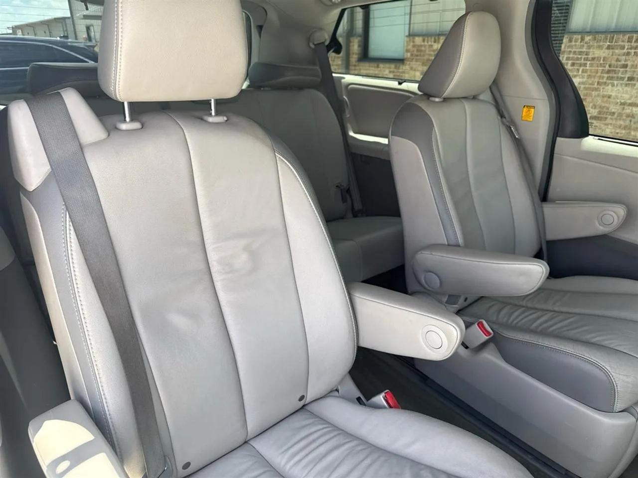 Toyota Sienna 5dr 7-Pass Van V6 XLE AWD (Natl) 2013