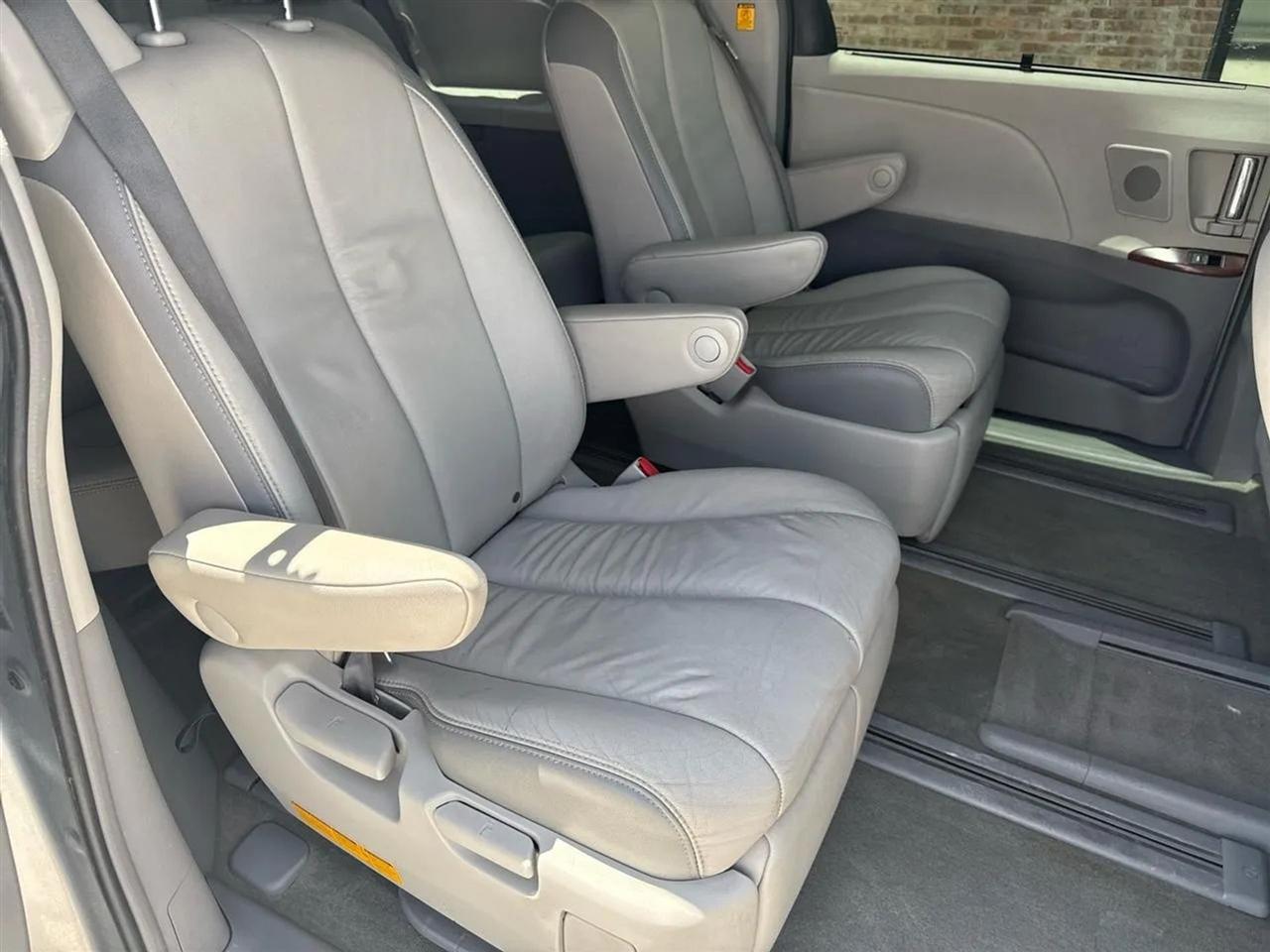 Toyota Sienna 5dr 7-Pass Van V6 XLE AWD (Natl) 2013