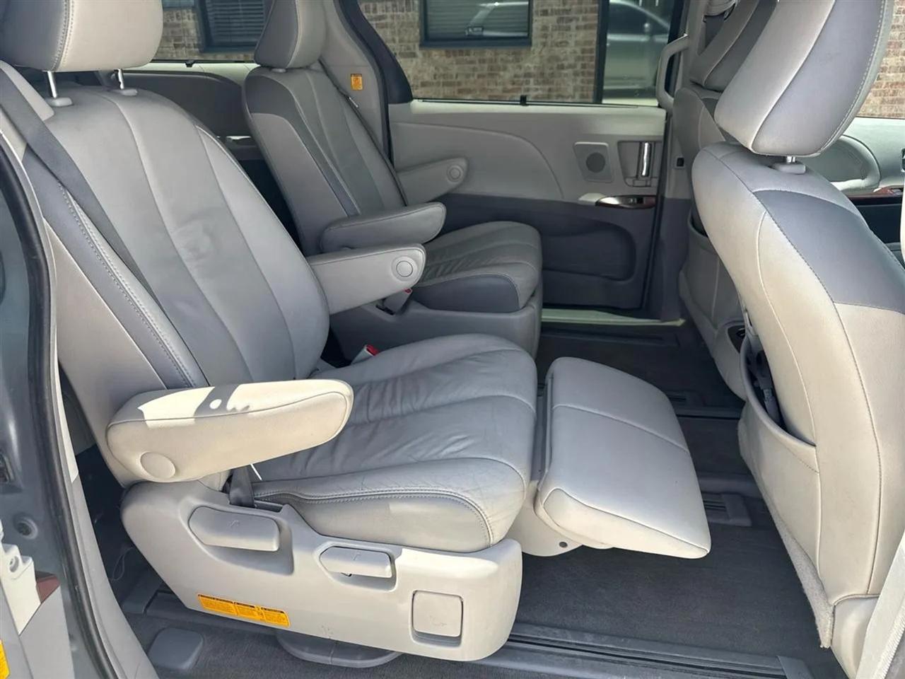 Toyota Sienna 5dr 7-Pass Van V6 XLE AWD (Natl) 2013