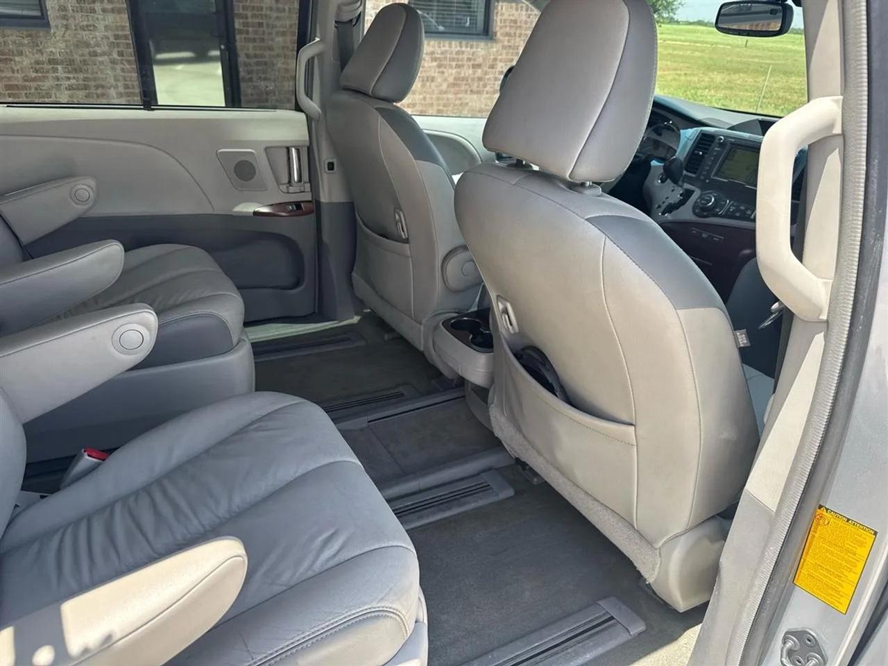 Toyota Sienna 5dr 7-Pass Van V6 XLE AWD (Natl) 2013