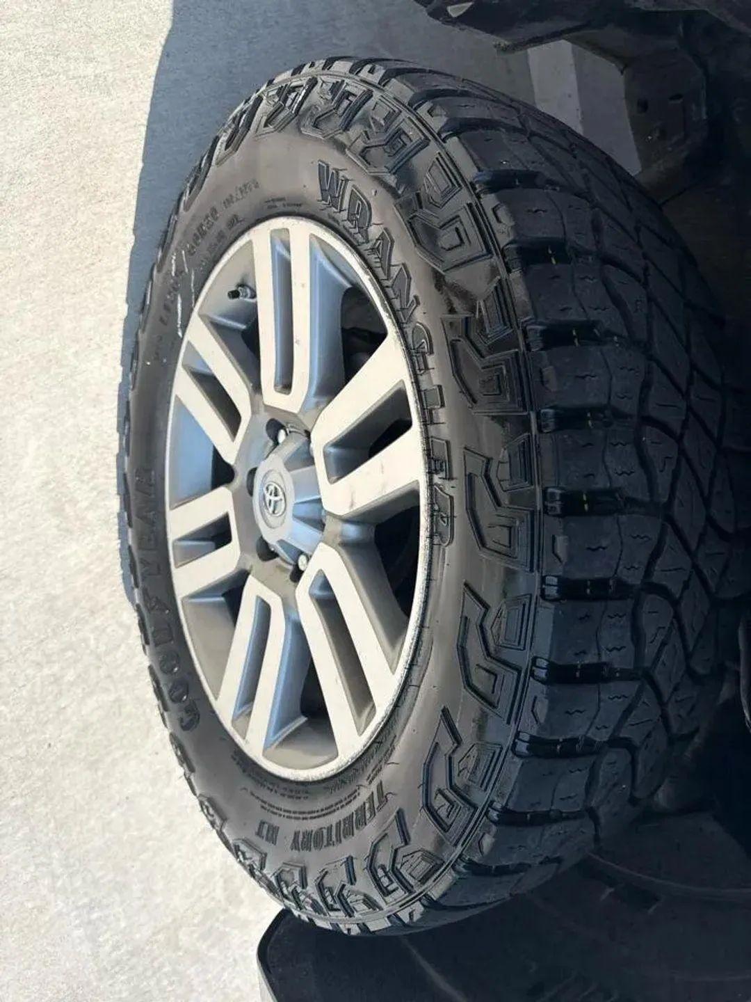 Toyota 4Runner 4WD 4dr V6 Limited (Natl) 2011