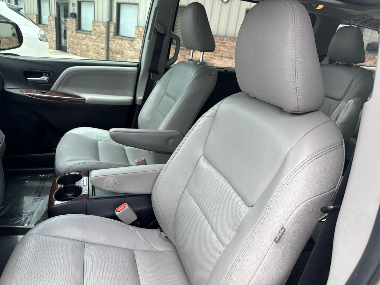 Toyota Sienna 5dr 7-Pass Van Ltd FWD (Natl) 2016