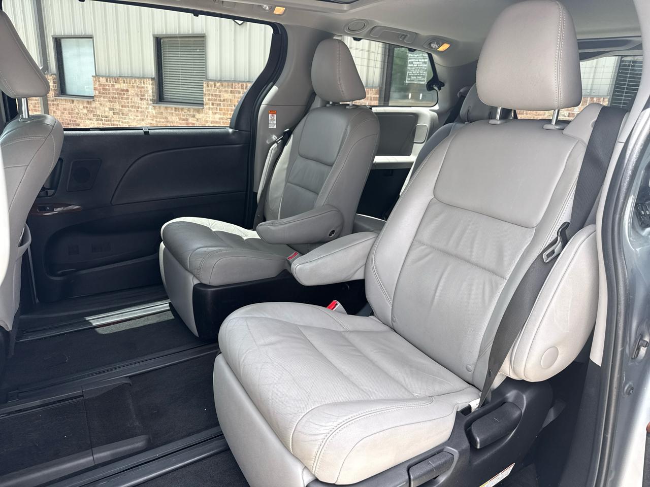 Toyota Sienna 5dr 7-Pass Van Ltd FWD (Natl) 2016