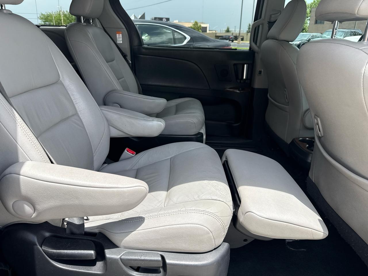 Toyota Sienna 5dr 7-Pass Van Ltd FWD (Natl) 2016