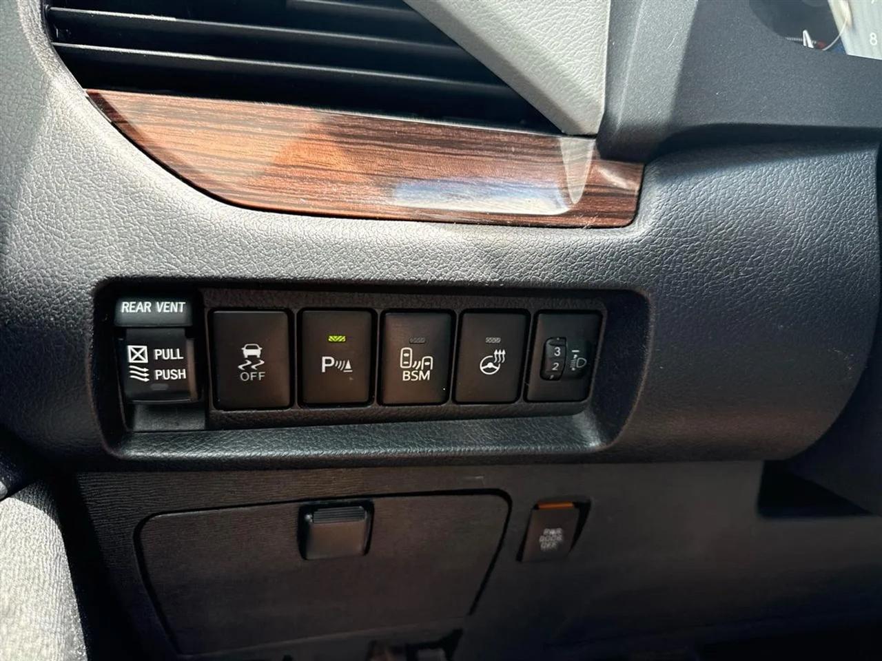Toyota Sienna 5dr 7-Pass Van Ltd FWD (Natl) 2016