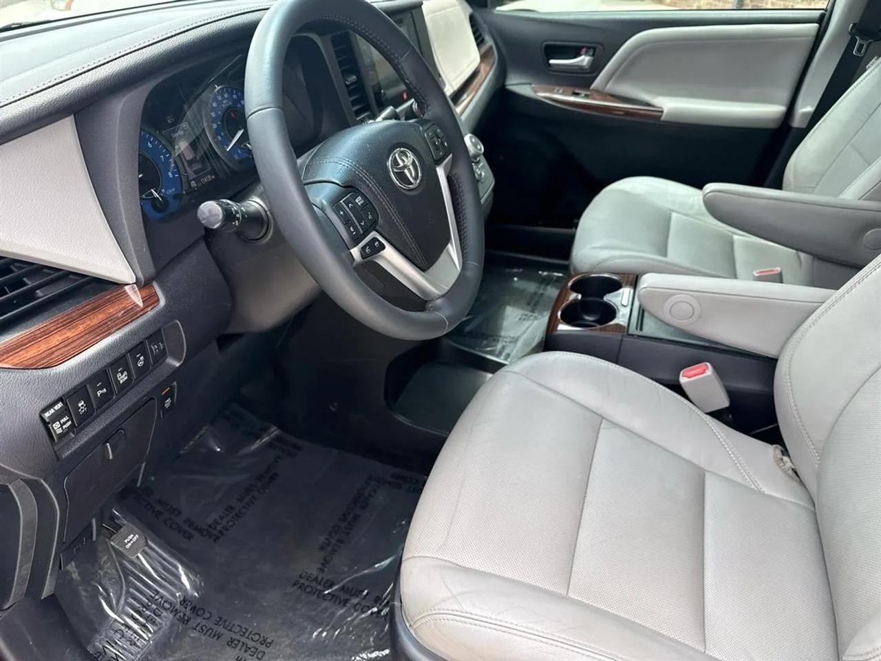 Toyota Sienna 5dr 7-Pass Van Ltd FWD (Natl) 2016