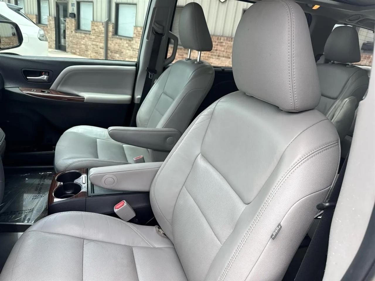 Toyota Sienna 5dr 7-Pass Van Ltd FWD (Natl) 2016