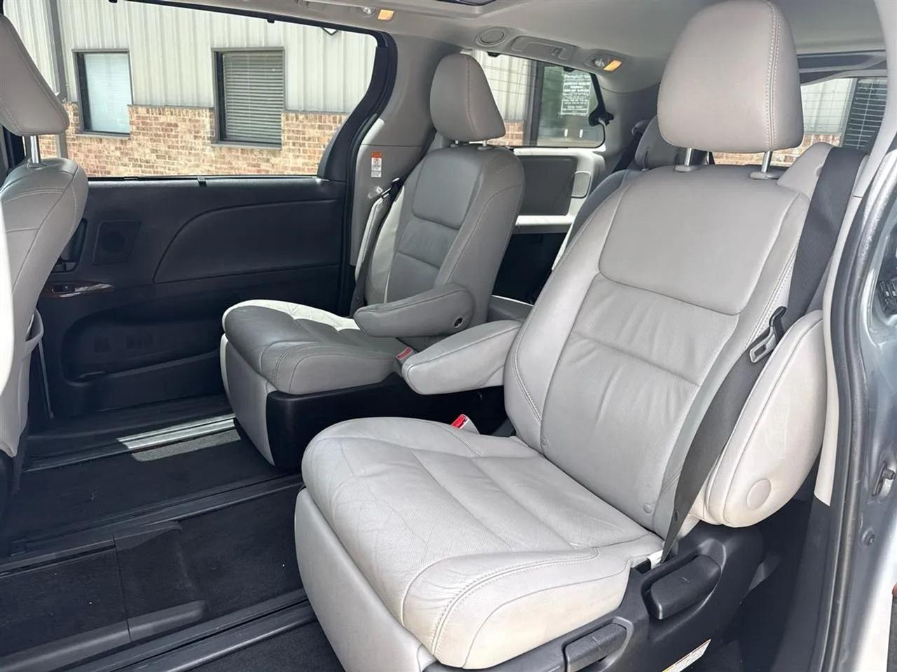 Toyota Sienna 5dr 7-Pass Van Ltd FWD (Natl) 2016