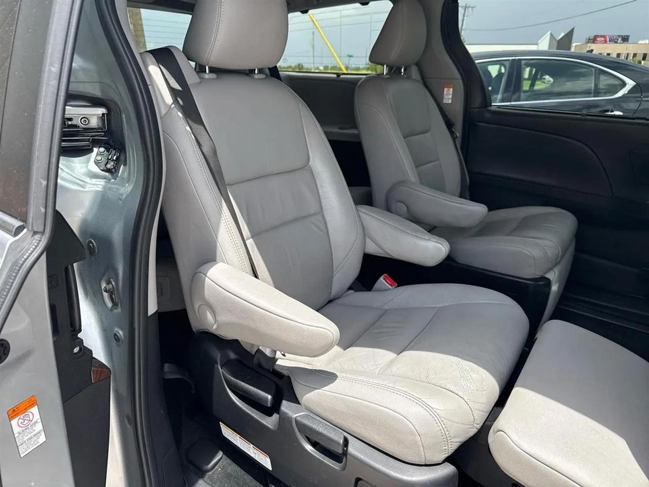 Toyota Sienna 5dr 7-Pass Van Ltd FWD (Natl) 2016