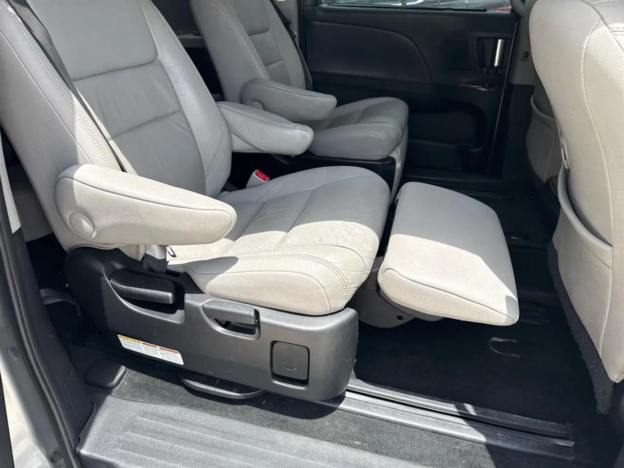 Toyota Sienna 5dr 7-Pass Van Ltd FWD (Natl) 2016
