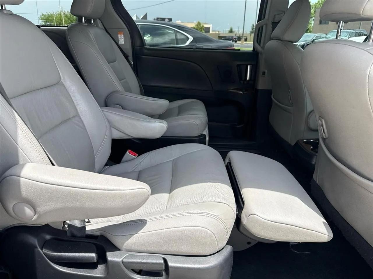 Toyota Sienna 5dr 7-Pass Van Ltd FWD (Natl) 2016