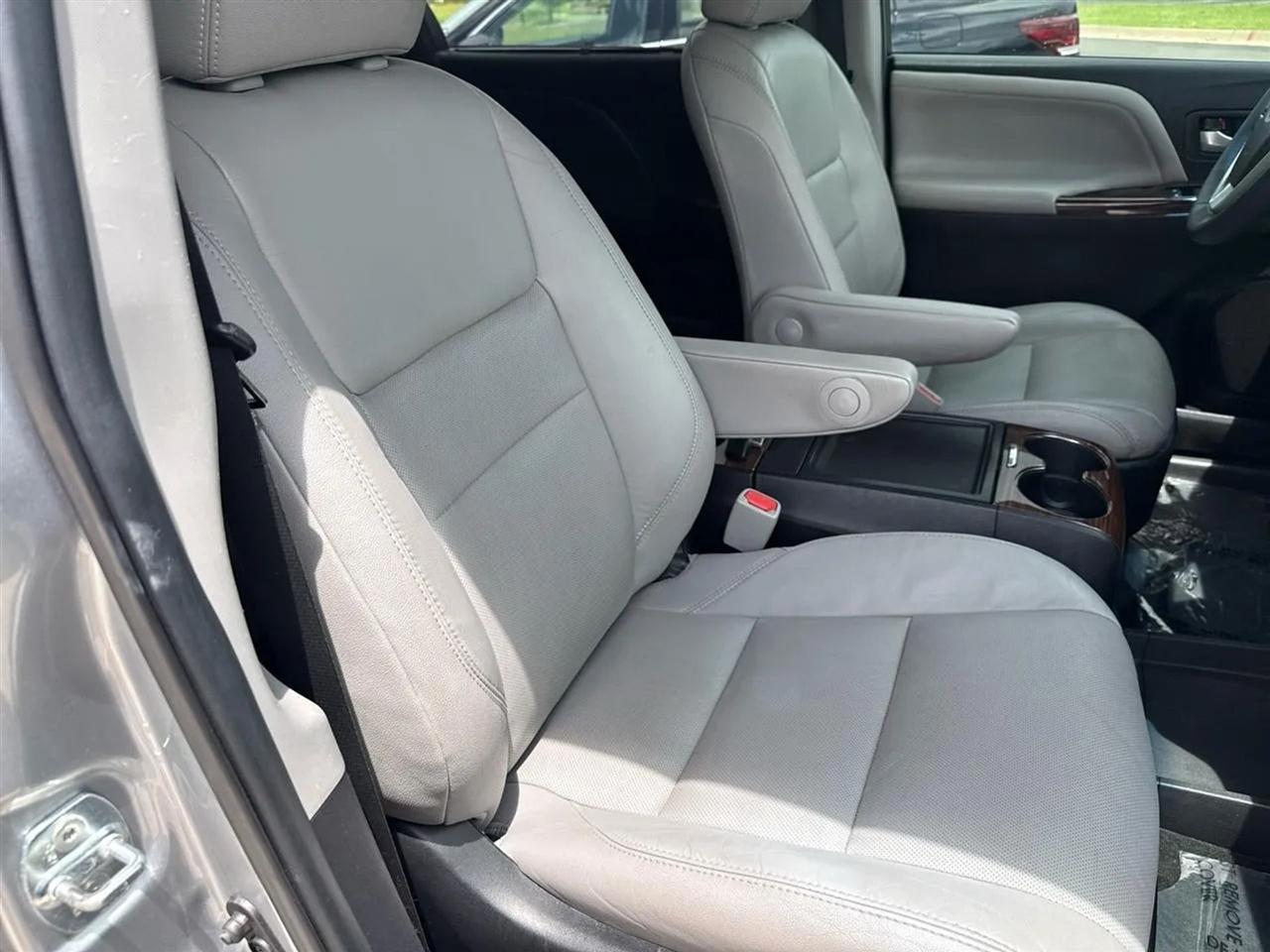 Toyota Sienna 5dr 7-Pass Van Ltd FWD (Natl) 2016