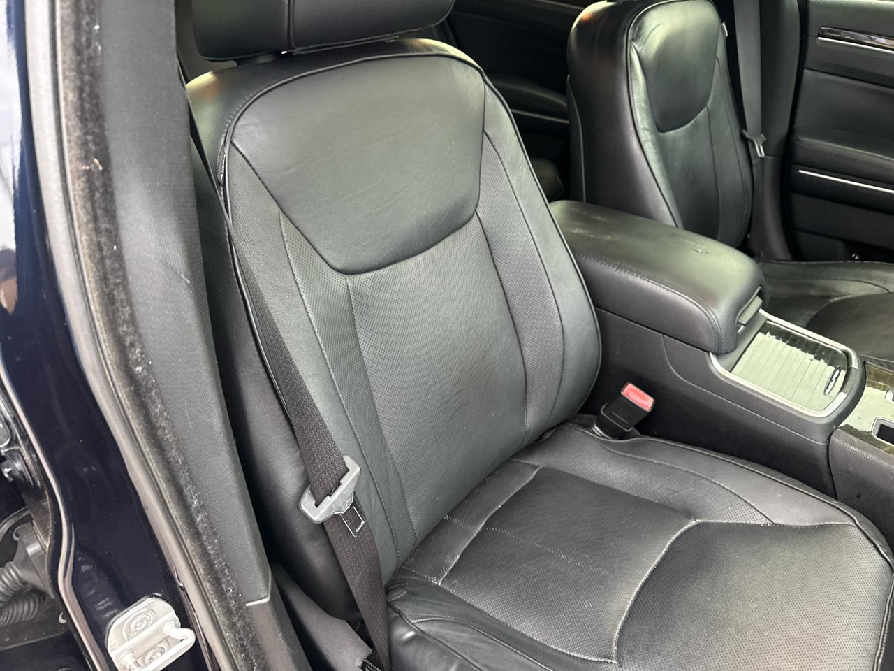 Chrysler 300 4dr Sdn 300C RWD 2011