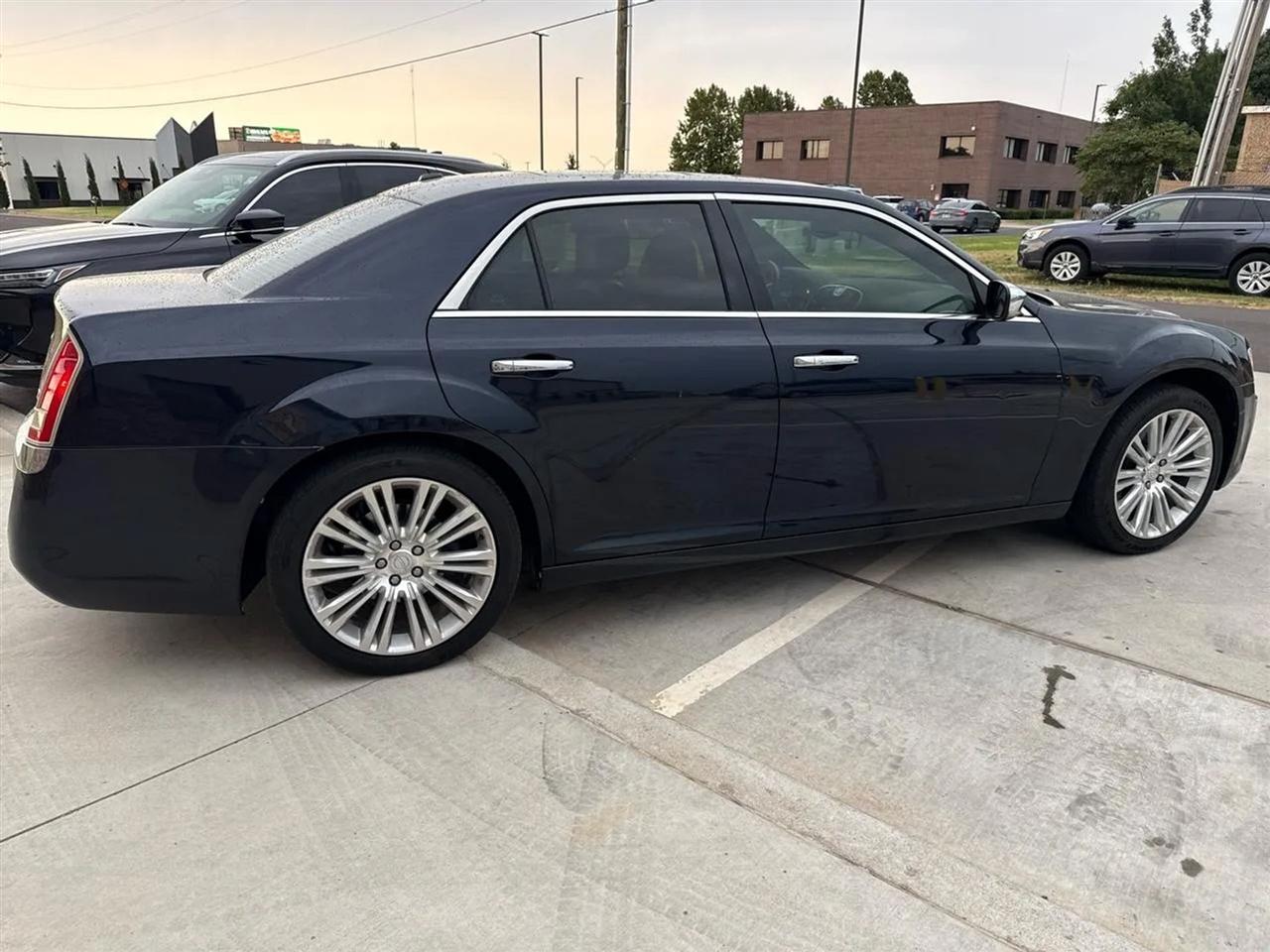 Chrysler 300 4dr Sdn 300C RWD 2011