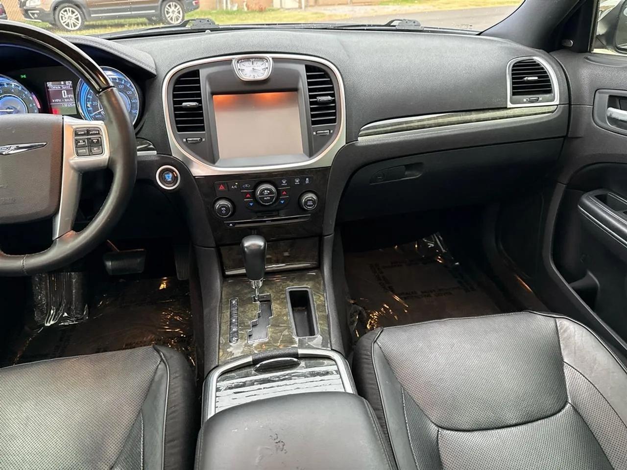 Chrysler 300 4dr Sdn 300C RWD 2011