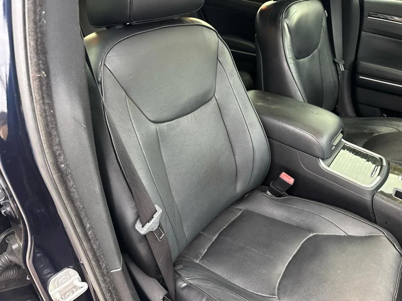 Chrysler 300 4dr Sdn 300C RWD 2011