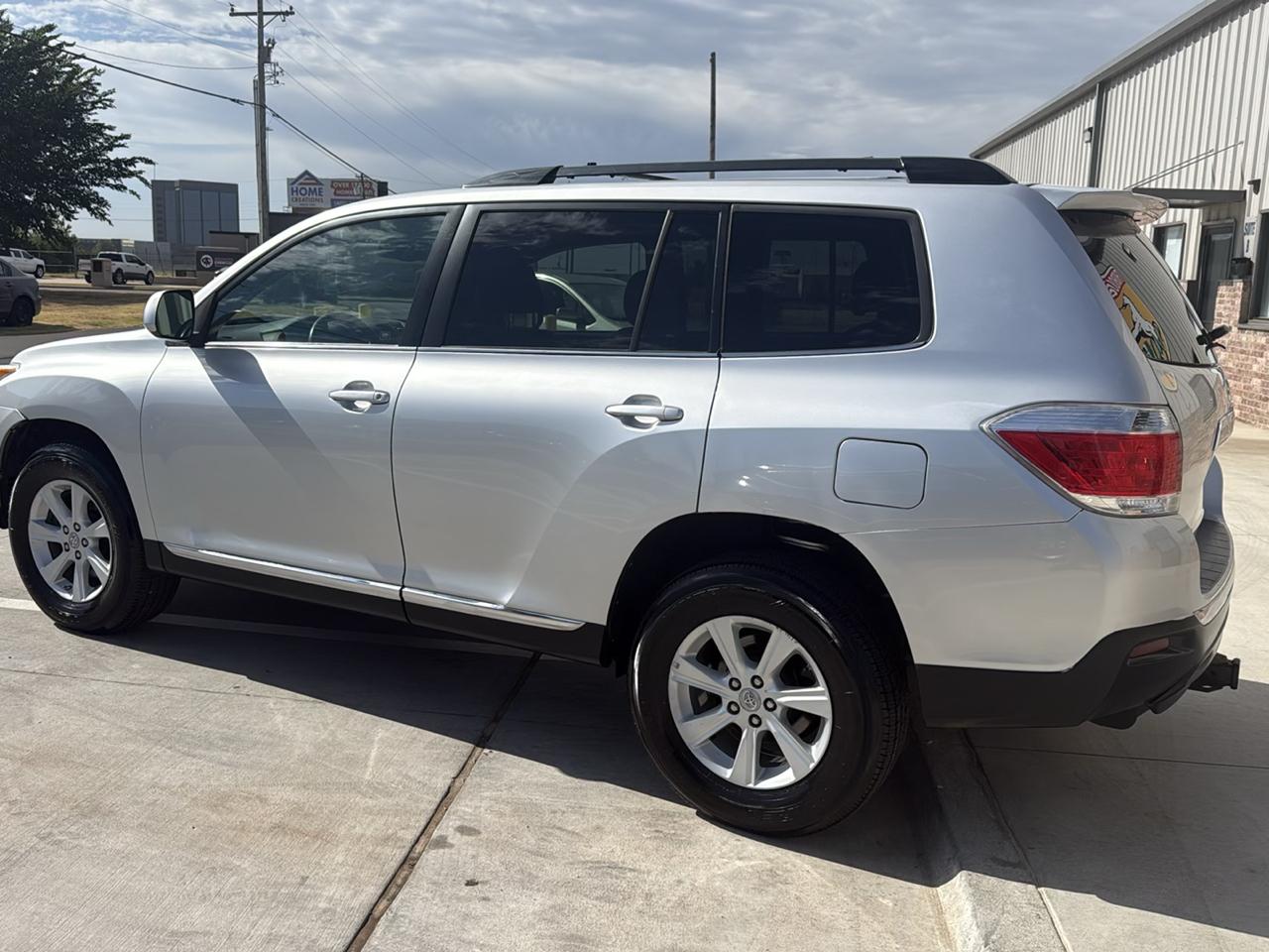 Toyota Highlander 4WD 4dr V6 (Natl) 2012