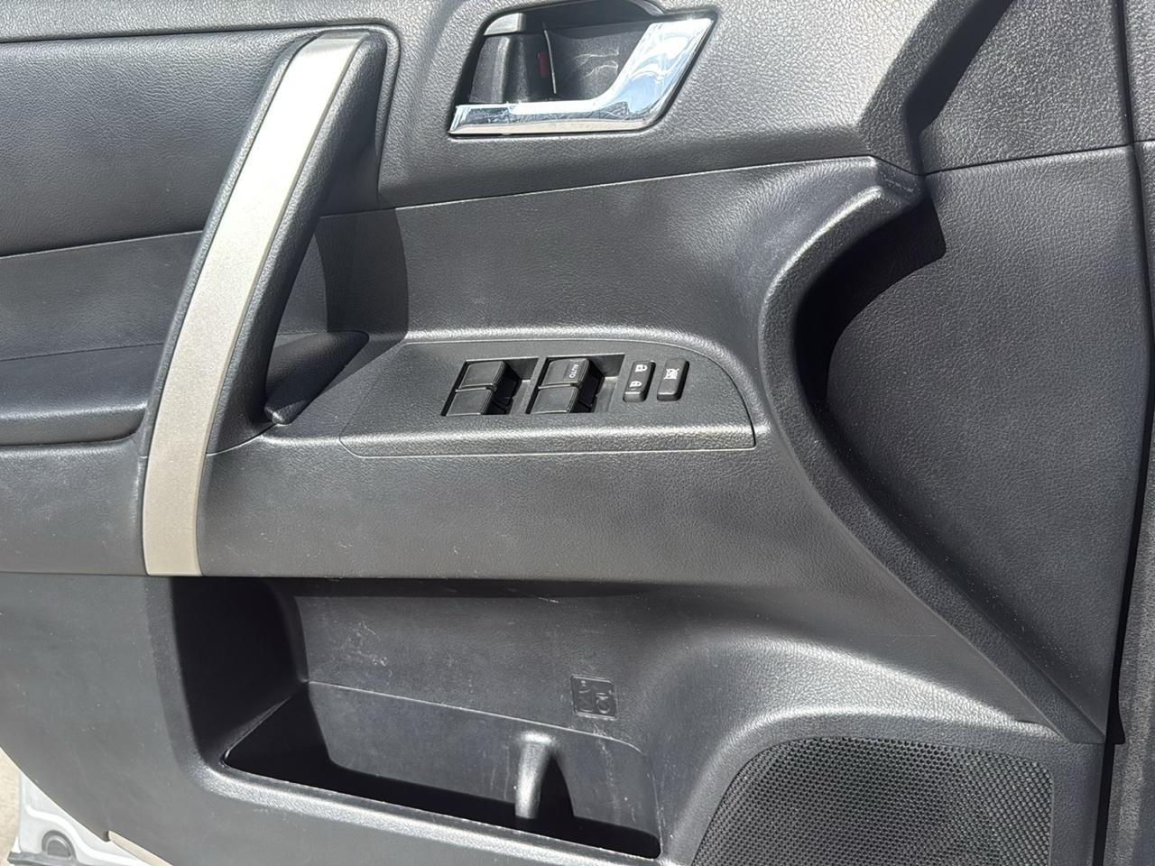 Toyota Highlander 4WD 4dr V6 (Natl) 2012