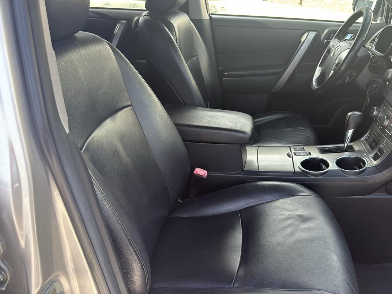 Toyota Highlander 4WD 4dr V6 (Natl) 2012
