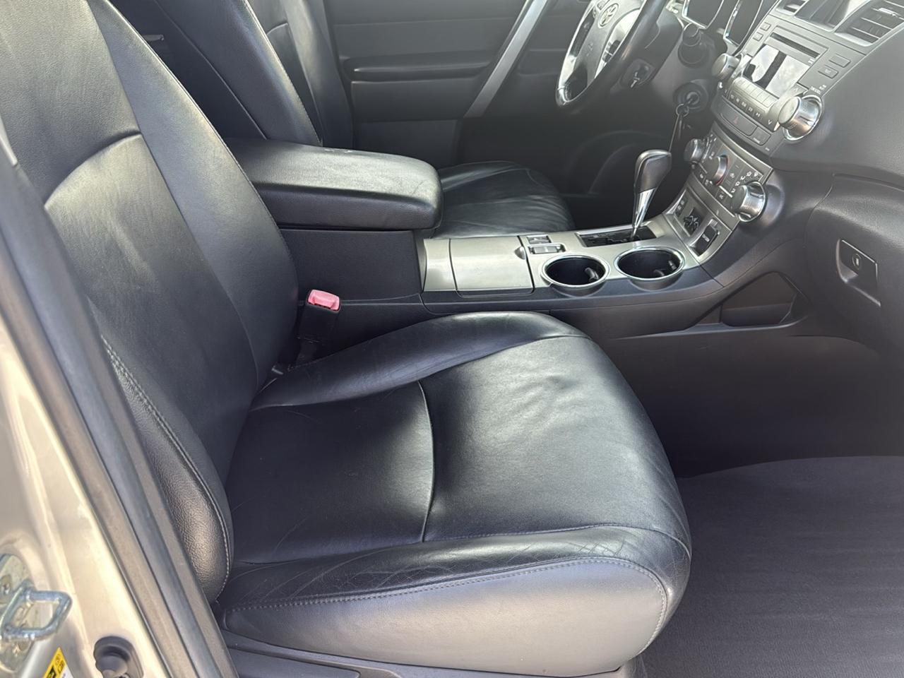 Toyota Highlander 4WD 4dr V6 (Natl) 2012