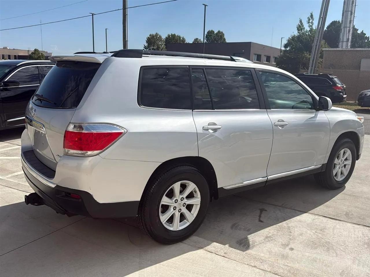 Toyota Highlander 4WD 4dr V6 (Natl) 2012