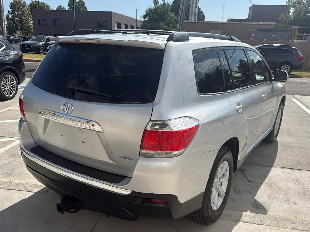 Toyota Highlander 4WD 4dr V6 (Natl) 2012