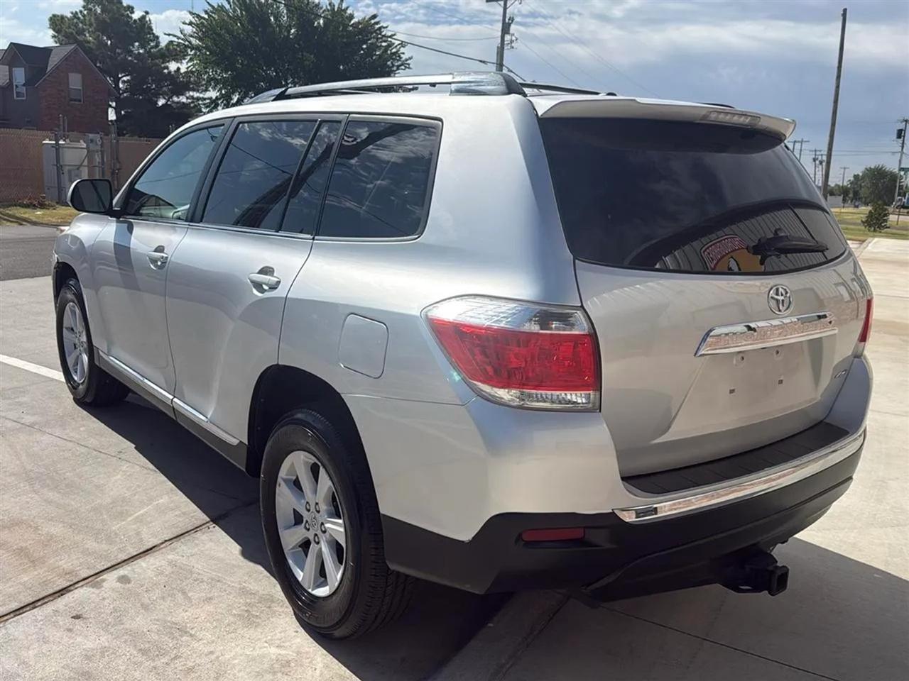 Toyota Highlander 4WD 4dr V6 (Natl) 2012