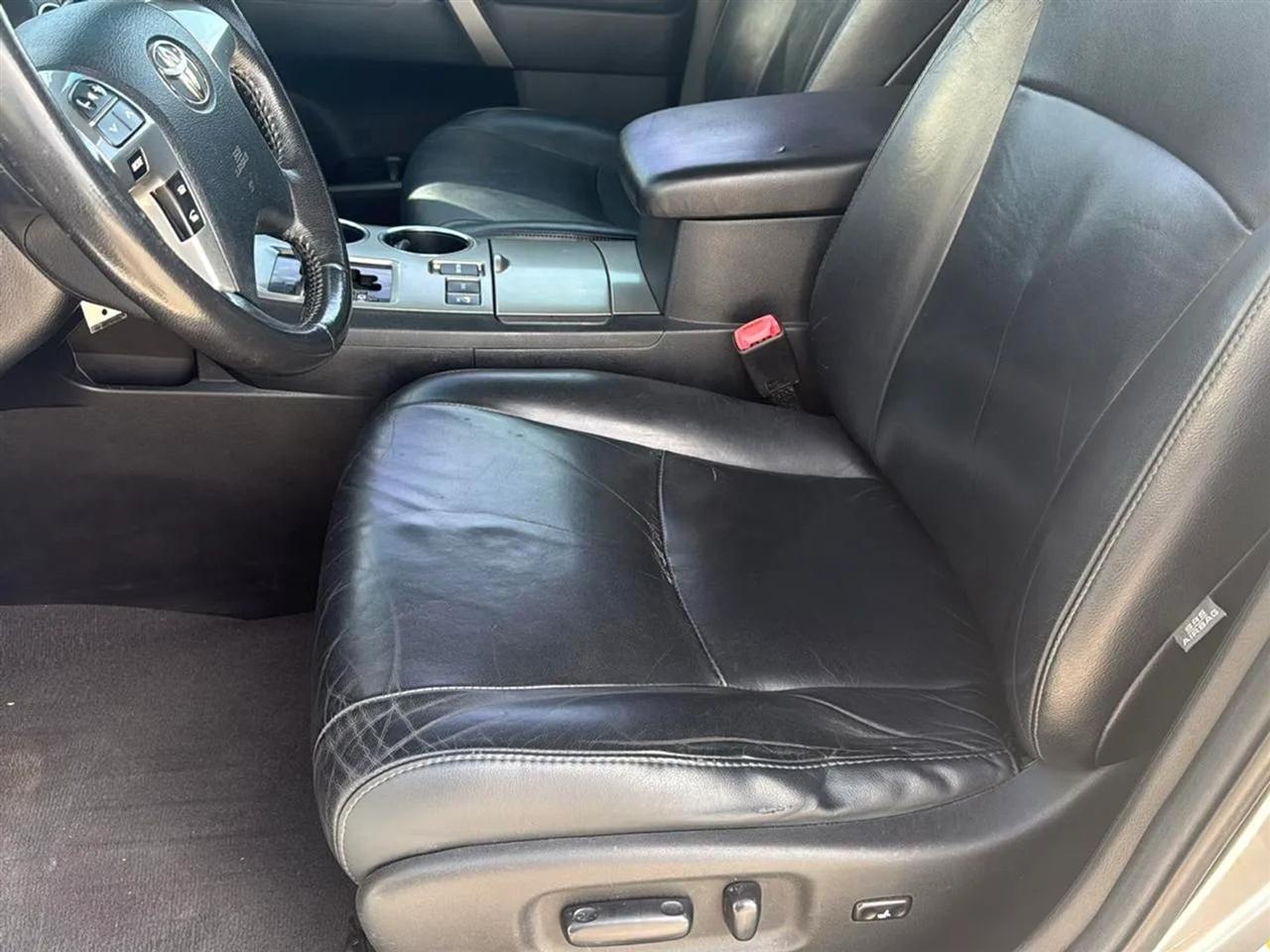 Toyota Highlander 4WD 4dr V6 (Natl) 2012