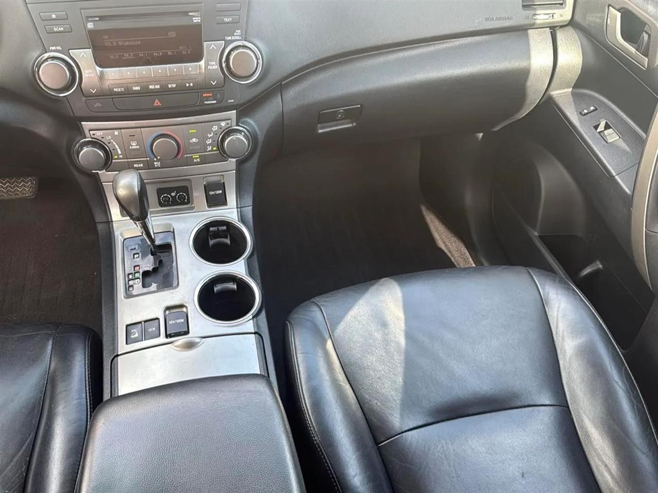 Toyota Highlander 4WD 4dr V6 (Natl) 2012
