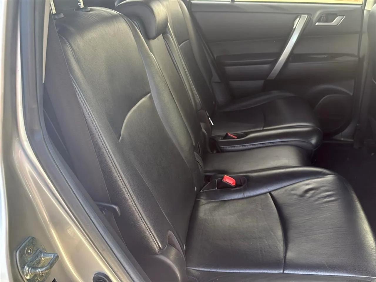 Toyota Highlander 4WD 4dr V6 (Natl) 2012