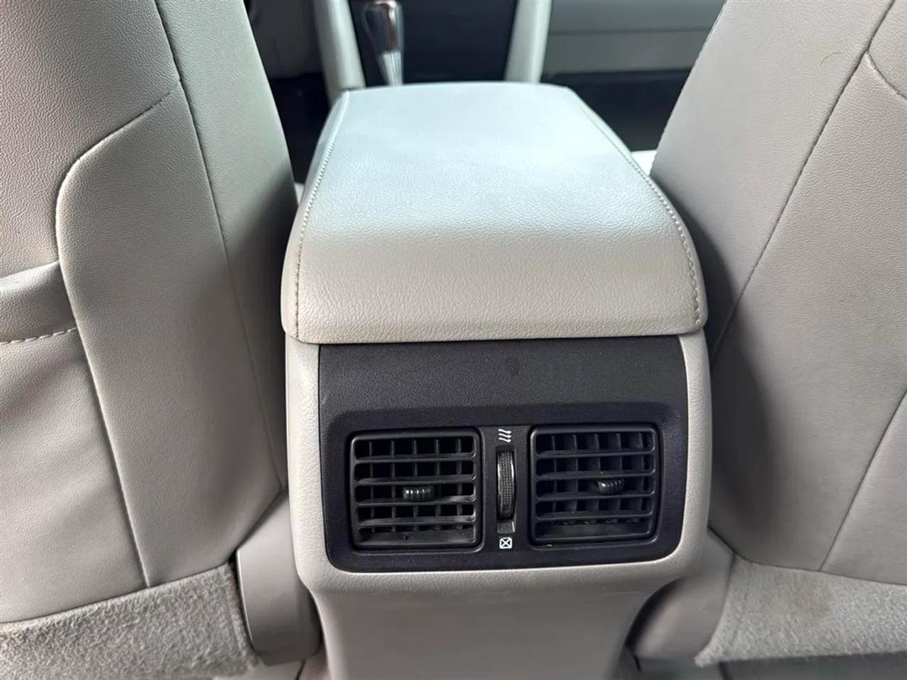 Toyota Camry 4dr Sdn V6 Auto XLE (Natl) 2012