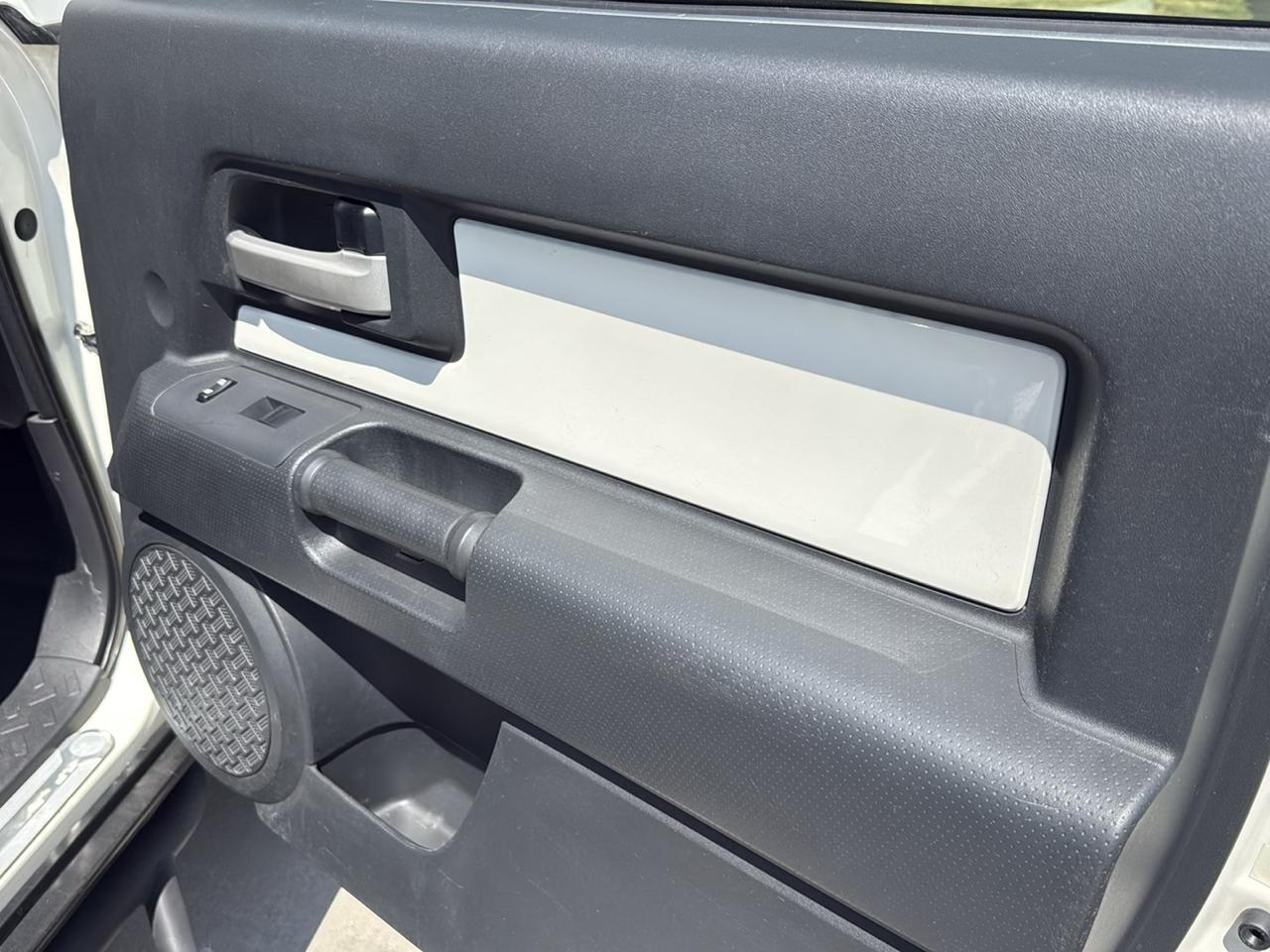 Toyota FJ Cruiser RWD 4dr Auto (Natl) 2012