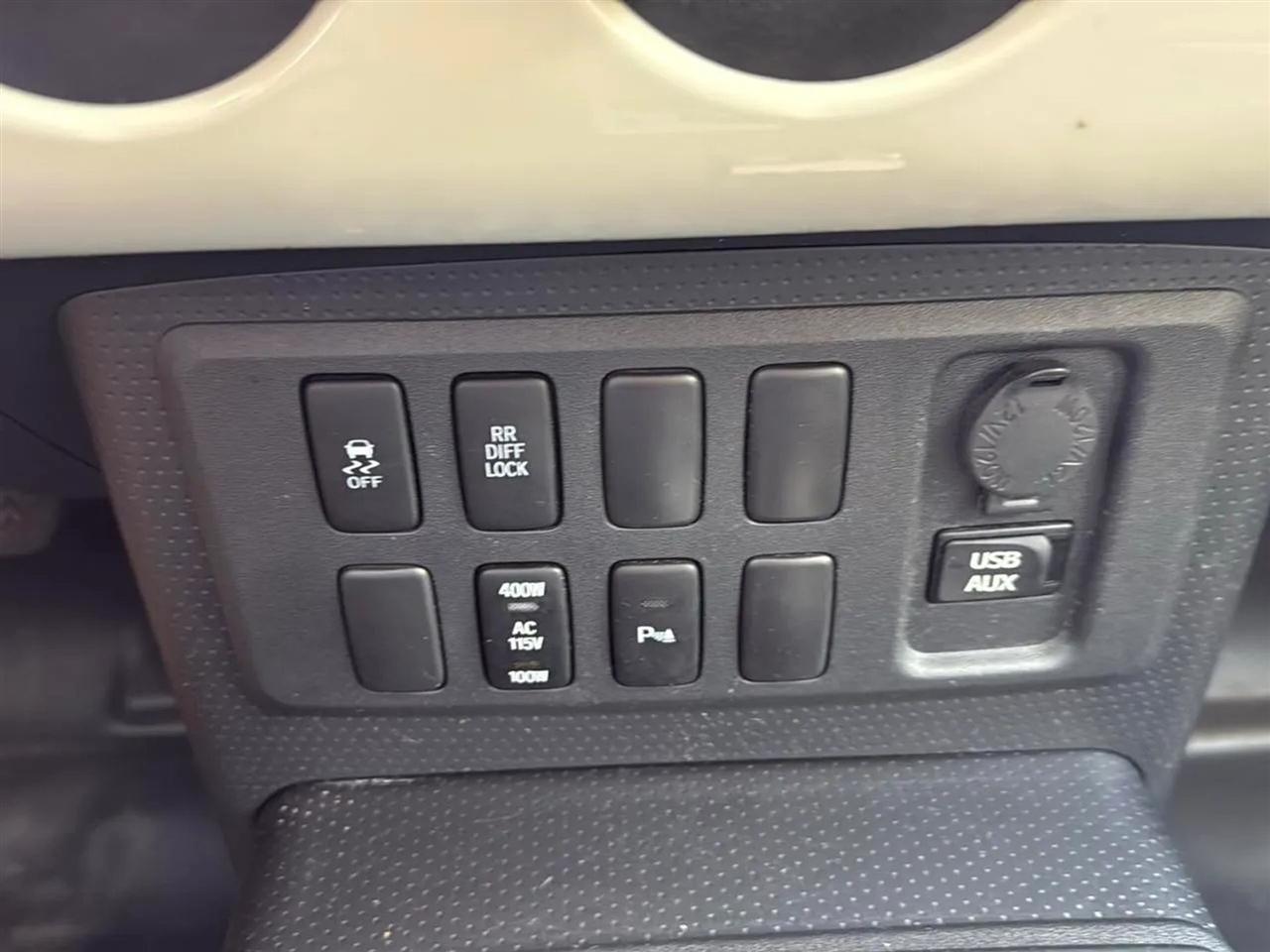 Toyota FJ Cruiser RWD 4dr Auto (Natl) 2012