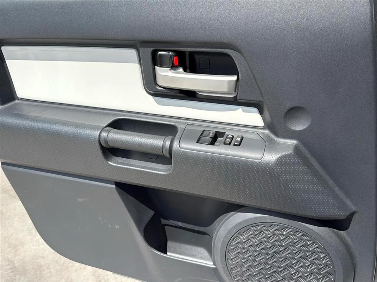 Toyota FJ Cruiser RWD 4dr Auto (Natl) 2012