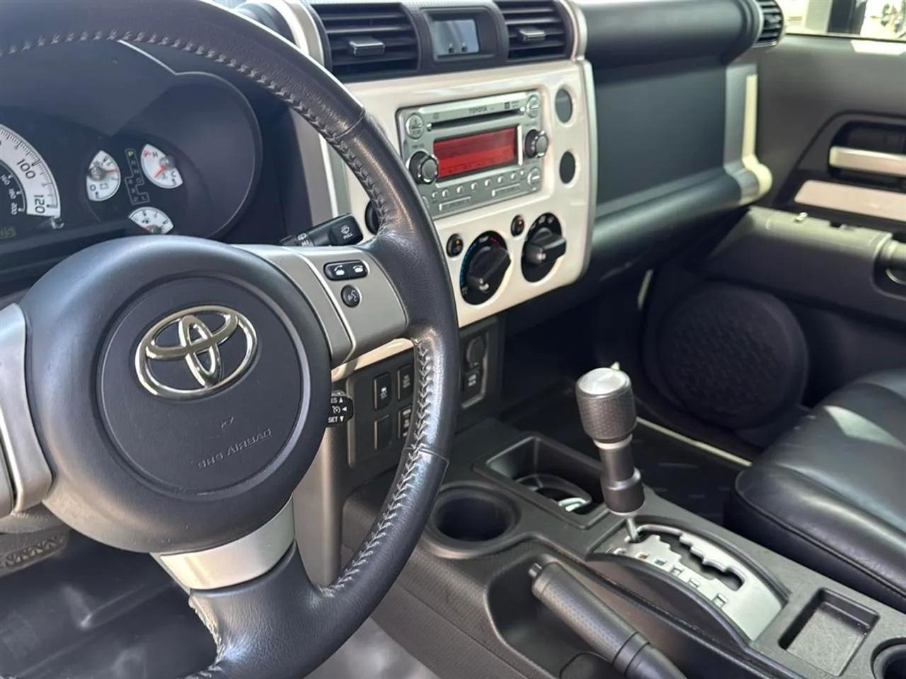 Toyota FJ Cruiser RWD 4dr Auto (Natl) 2012