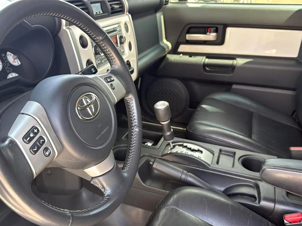 Toyota FJ Cruiser RWD 4dr Auto (Natl) 2012