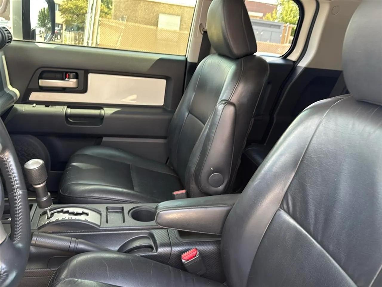 Toyota FJ Cruiser RWD 4dr Auto (Natl) 2012