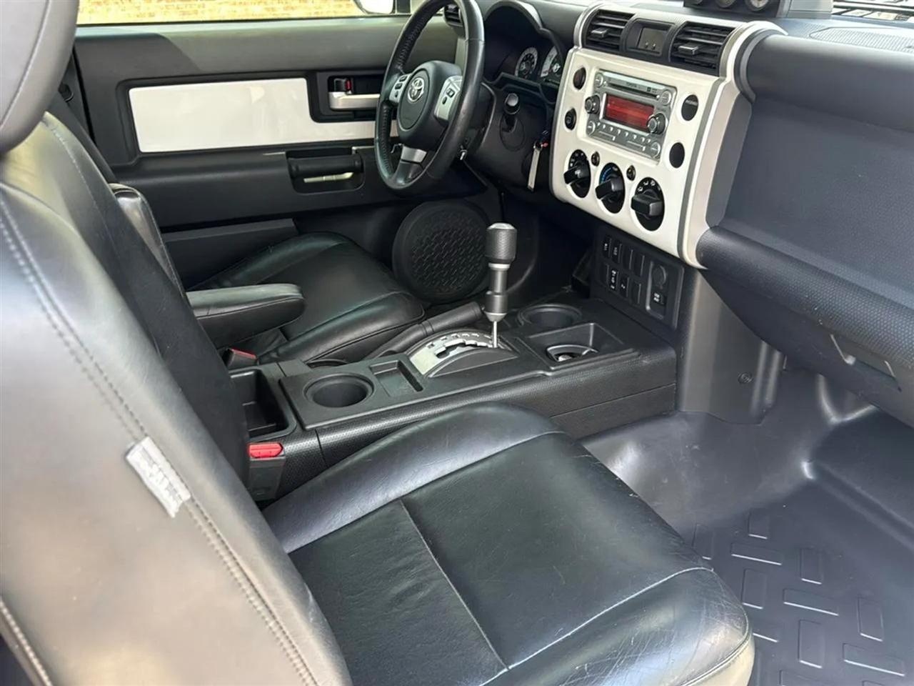 Toyota FJ Cruiser RWD 4dr Auto (Natl) 2012