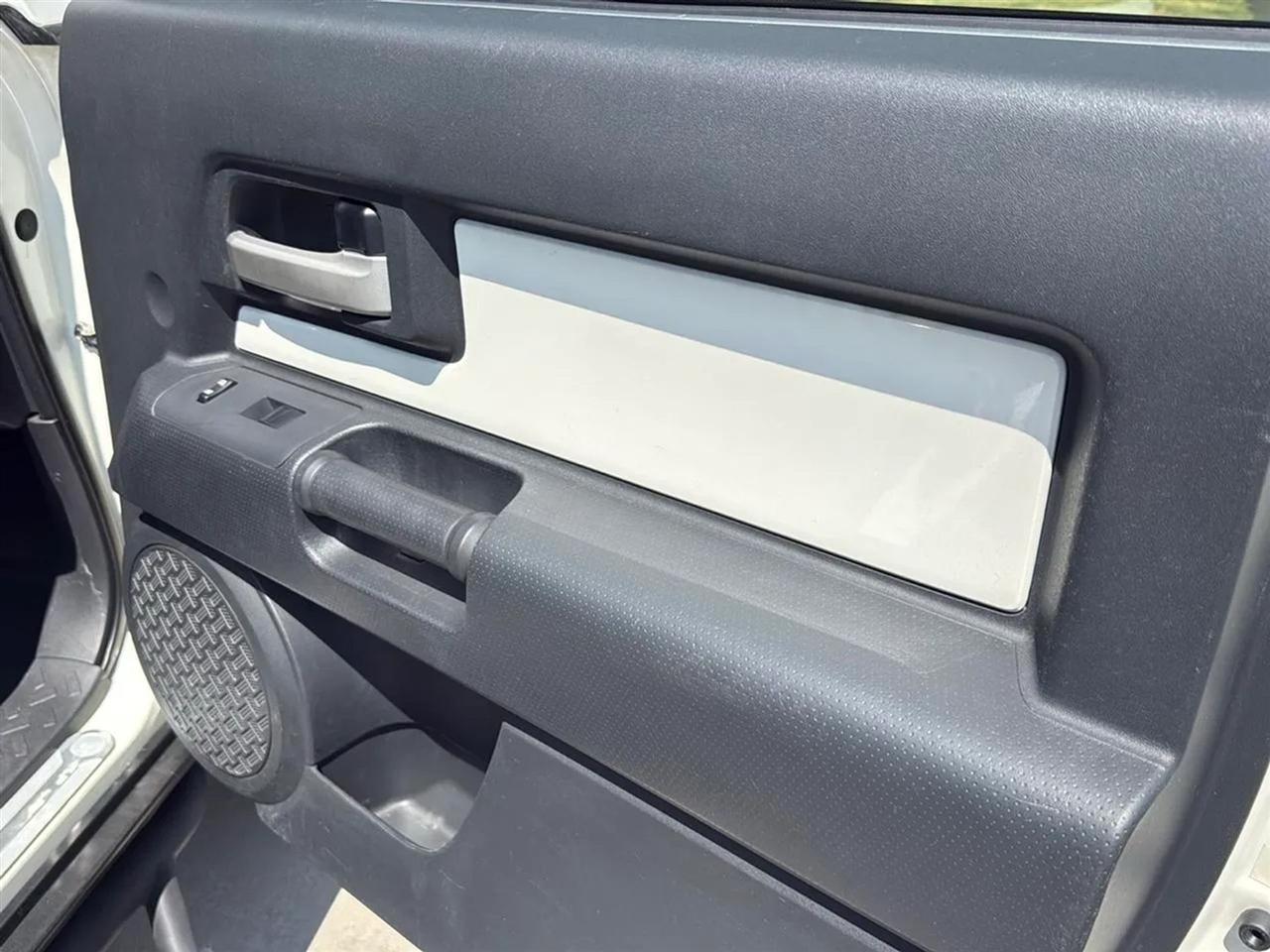 Toyota FJ Cruiser RWD 4dr Auto (Natl) 2012