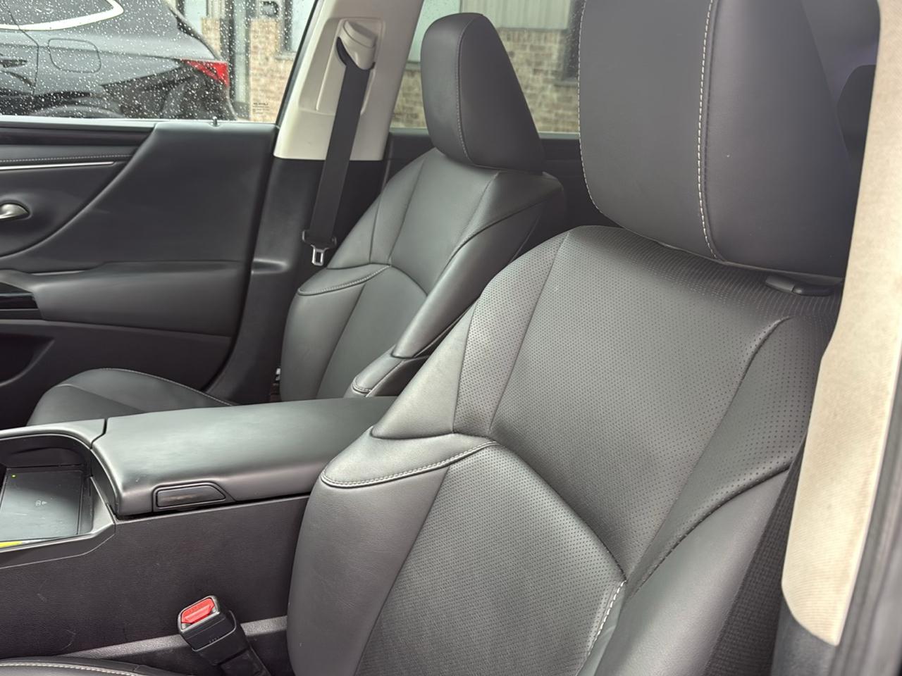 Lexus ES ES 300h FWD 2024